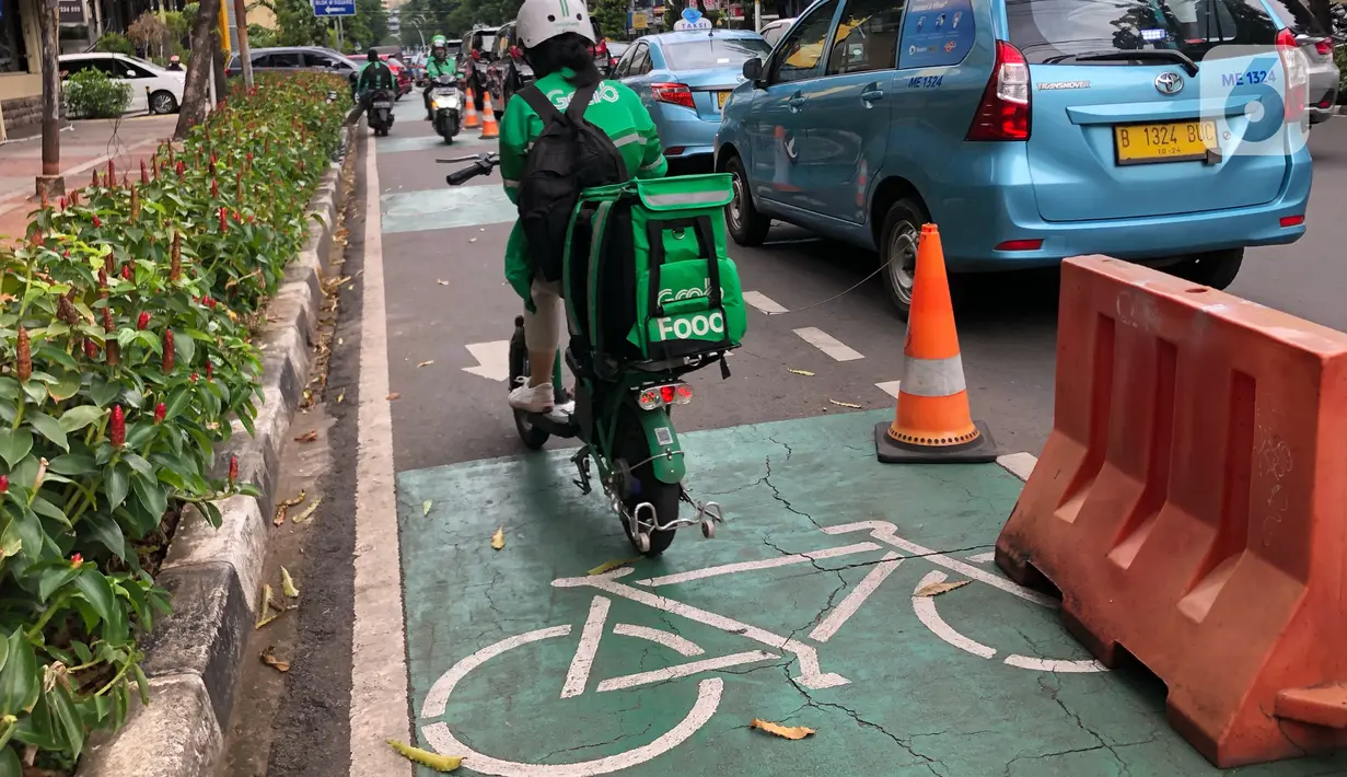 Jalur khusus sepeda di kawasan Blok M, Jakarta, Selasa (24/11/2020). Gubernur DKI Anies Baswedan memperkirakan pembangunan jalur sepeda sepanjang 500 km di Ibu Kota bakal tertunda karena anggaran masih difokuskan untuk penanggulangan Covid-19 dan banjir. (Liputan6.com/Immanuel Antonius)