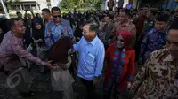 Seorang siswi mencium tangan JK saat JK dan rombongan mengunjungi SMP-SMA Boarding Athirah, Makassar, Sabtu (6/6/2015). (Liputan6.com/Faizal Fanani)