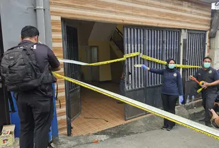 Petugas kepolisian memasang garis polisi di rumah kontrakan di Cipayung, Depok, yang ditempati pelaku mutilasi. Lokasi tersebut kini menjadi fokus penyelidikan. (Foto: Liputan6.com/Dicky Agung Prihanto).