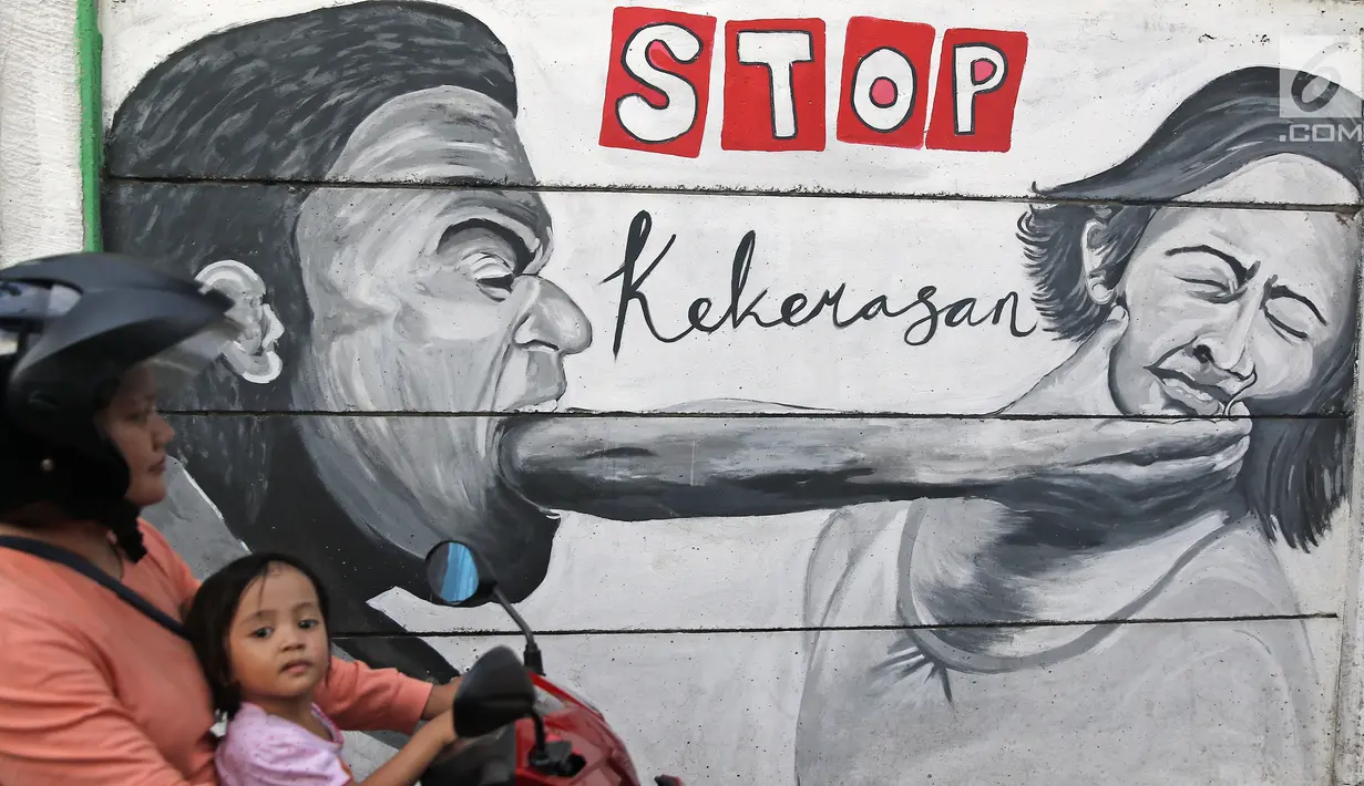 Pengendara sepeda motor melintas di sisi tembok yang terdapat lukisan mural di kawasan Kramat Jati, Jakarta, Rabu (4/4). Kawasan ini mendapat julukan Kampung Mural. (Liputan6.com/Herman Zakharia)