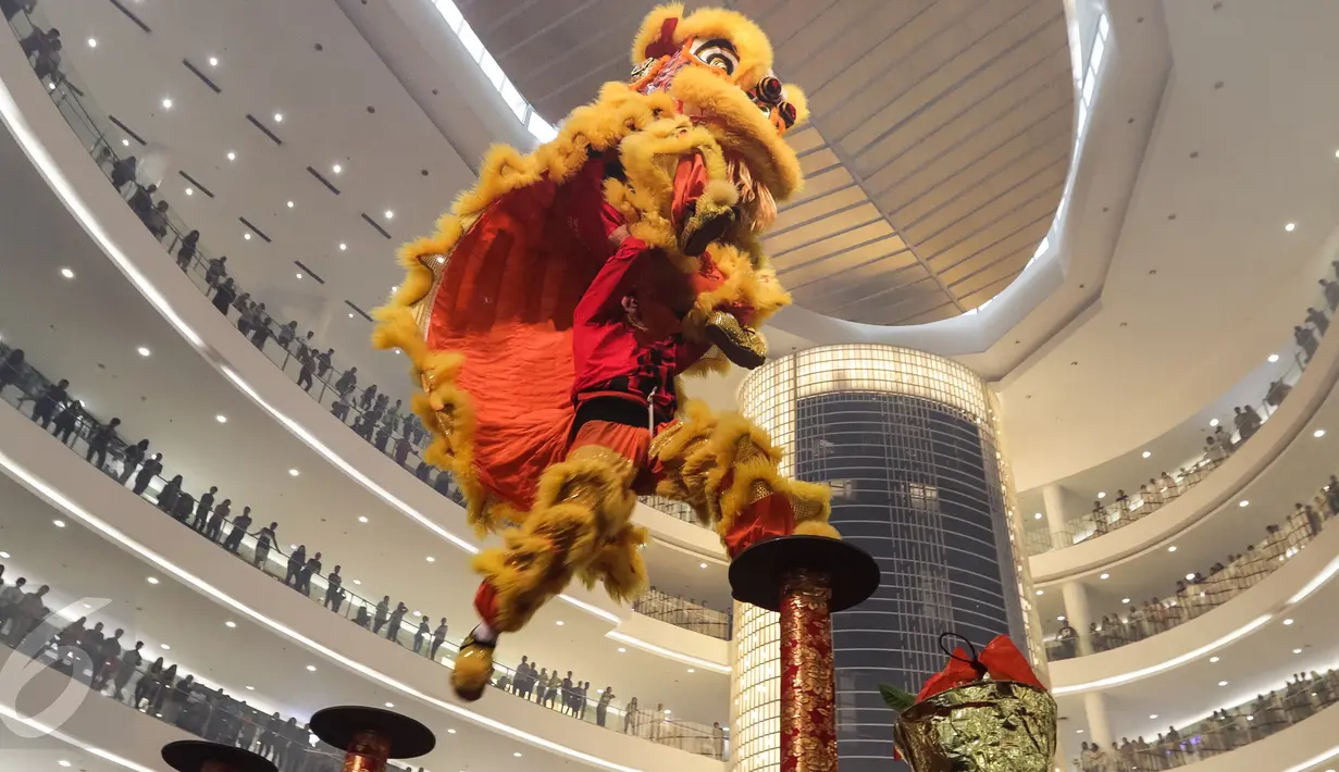 Pengunjung melihat atraksi Barongsai Tonggak saat perayaan Imlek 2568 di Senayan City, Jakarta, Sabtu (28/01). Atraksi barongsai yang melompat dari satu tonggak ke tonggak yang lain manjadi tontonan yang mendebarkan. (Liputan6.com/Fery Pradolo)