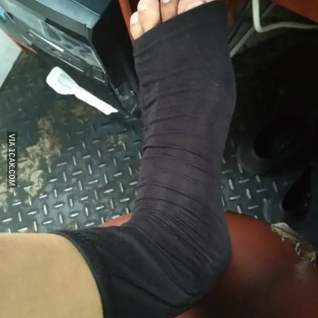 6 Potret Orang Pakai Kaus Kaki Nyeleneh Ini Bikin Geleng Kepala