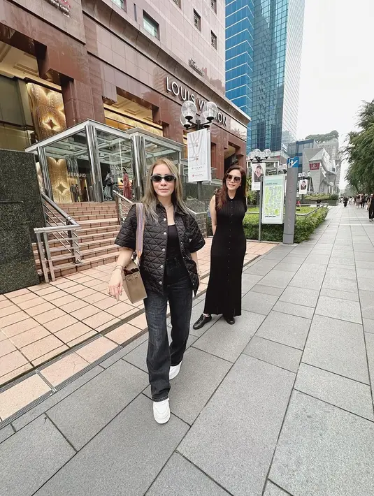 Sama-sama awet muda, Maia Estianty tampil anggun dengan balutan gaun sleeveless, sementara Momo Geisha mengenakan denim dan tank top yang dilayer dengan outer Prada. Setelah menghabiskan waktu bersama di Singapura, Momo Geisha bahkan mengungkapkan sudah merencanakan trip selanjutnya. (Liputan6.com/IG/@therealmomogeisha)
