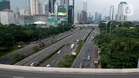 Foto aerial kendaraan melintas di Jalan Jenderal Sudirman, Jakarta, Selasa (24/3/2020). Sejumlah ruas jalan utama ibu kota lebih lengang dibandingkan hari biasa karena sebagian perusahaan telah menerapkan bekerja dari rumah guna menekan penyebaran COVID-19. (Liputan6.com/Faizal Fanani)