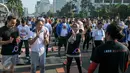 Ketua MPR RI, Zulkifli Hasan (kedua kiri) saat menikmati olah raga bersama Melek Indonesia dan 18 komunitas di Car Fre Day (CFD), Jakarta, Minggu (3/4/2016).(Liputan6.com/Yoppy Renato)