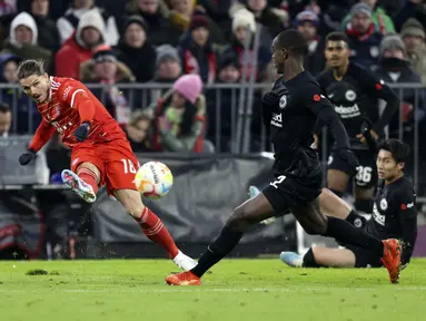 Gelandang Bayern Muenchen, Marcel Sabitzer (kiri) mengumpan bola saat bertanding melawan Eintracht Frankfurt pada pertandinga Bundesliga di Allianz Arena di Munich, Jerman, Sabtu, 28 Januari 2023. Manchester United resmi mengumumkan peminjaman Sabitzer dari Muenchen sampai akhir musim pada detik-detik akhir tenggat waktu penutupan jendela transfer musim dingin. (AP Photo/Alexandra Beier)