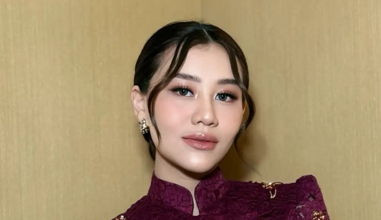 Di momen bahagia sahabatnya, Aaliyah pun tampil memukau dengan riasan yang diaplikasikan MUA favoritnya, Rossy Pramita. Kali ini sang MUA memilih nuansa coral di wajah Aaliyah. [@ochiipramita]