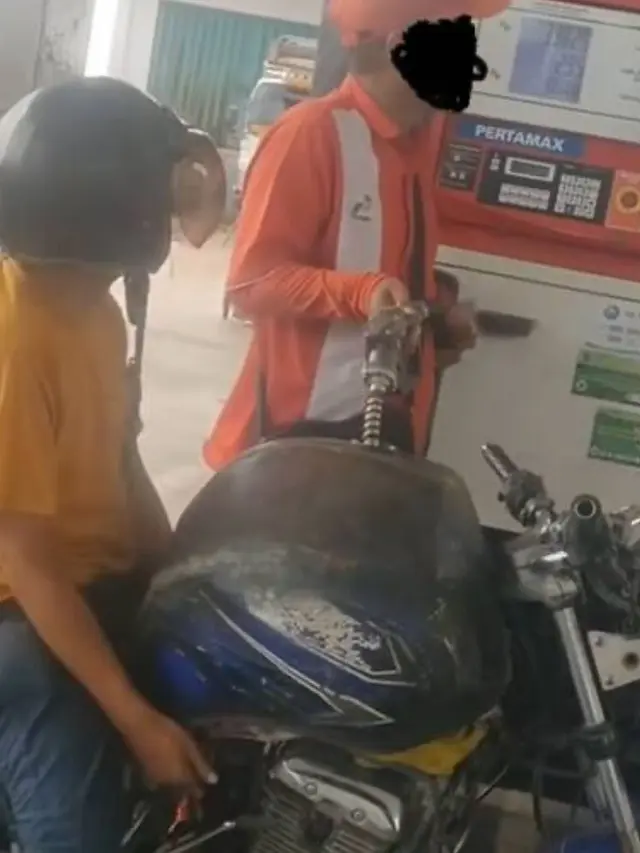 6 Potret Tangki Motor Nyeleneh Ini Bikin Petugas SPBU Jadi Tepuk Jidat