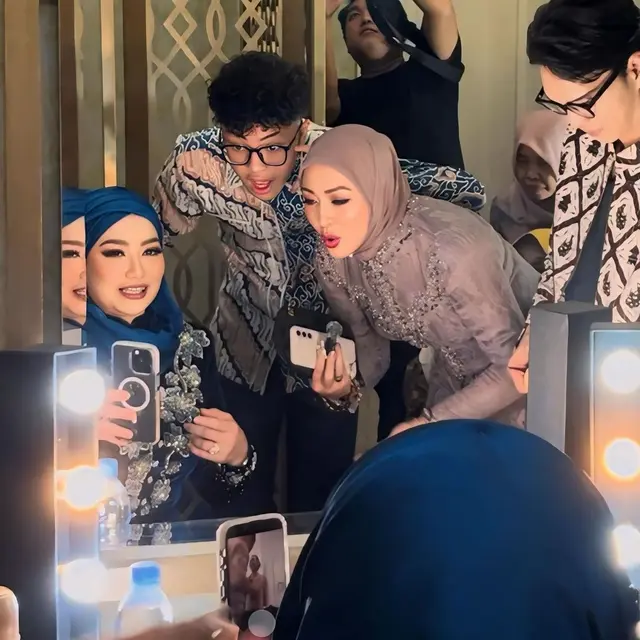 10 Potret Kebersamaan Reza Artamevia dan Angelina Sondakh di Lamaran Aaliyah dan Thariq