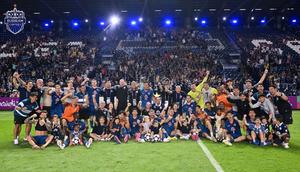 Sandy Walsh melakukan selebrasi bersama para pemain Buriram United yang lain setelah memastikan tiket ke perempat final AFC Champions League Elite 2025/2026, Selasa (10/3/2026). (Dok. Buriram United)