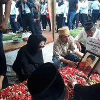 Kiki Amalia menangis harus di pusara ayahandanya. (Syifa Ismalia/Bintang.com)