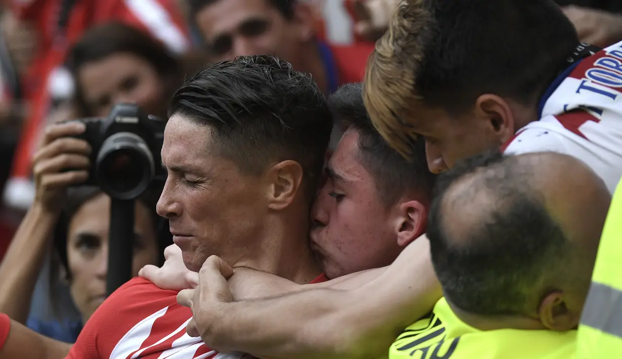 Striker Atletico Madrid, Fernando Torres, merayakan gol ke gawang Eibar pada laga La Liga Spanyol di Stadion Wanda Metropolitano, Madrid, Minggu (20/3/2018). Laga ini merupakan yang terakhir bagi Torres bersama Atletico. (AFP/Gabriel Bouys)