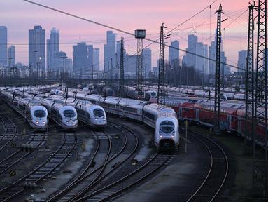 Kereta ICE berkecepatan tinggi berhenti di stasiun utama Frankfurt, Jerman, pada 10 Januari 2024. (Kirill KUDRYAVTSEV/AFP)