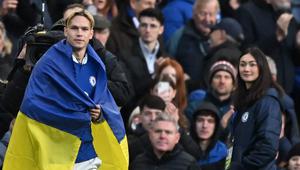 Pemain anyar Chelsea, Mykhailo Mudryk diperkenalkan ke penonton saat jeda babak pertama dalam pertandingan Liga Inggris antara Chelsea melawan Crystal Palace di Stamford Bridge, Sabtu (15/1/2023). Chelsea harus merogoh kocek 100 juta euro untuk mendatangkan Mykhaylo Mudryk ke Stamford Bridge. (AFP/Ben Stansall)