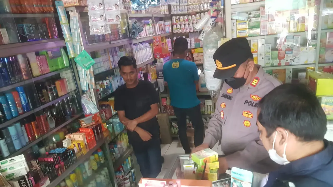 Sat Resnarkoba Polres Metro Tangerang Kota, menggandeng BPOM Provinsi Banten, Dinkes dan Satpol PP Kota Tangerang menggelar razia toko penjual obat keras di wilayah Tangerang.