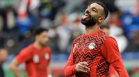 Penyerang Mesir bernomor punggung 10, Mohamed Salah, melakukan pemanasan sebelum pertandingan semifinal Piala Afrika (CAN) antara Senegal dan Mesir di Stadion Grand di Tangier pada 14 Januari 2026. (Abdel Majid BZIOUAT/AFP)