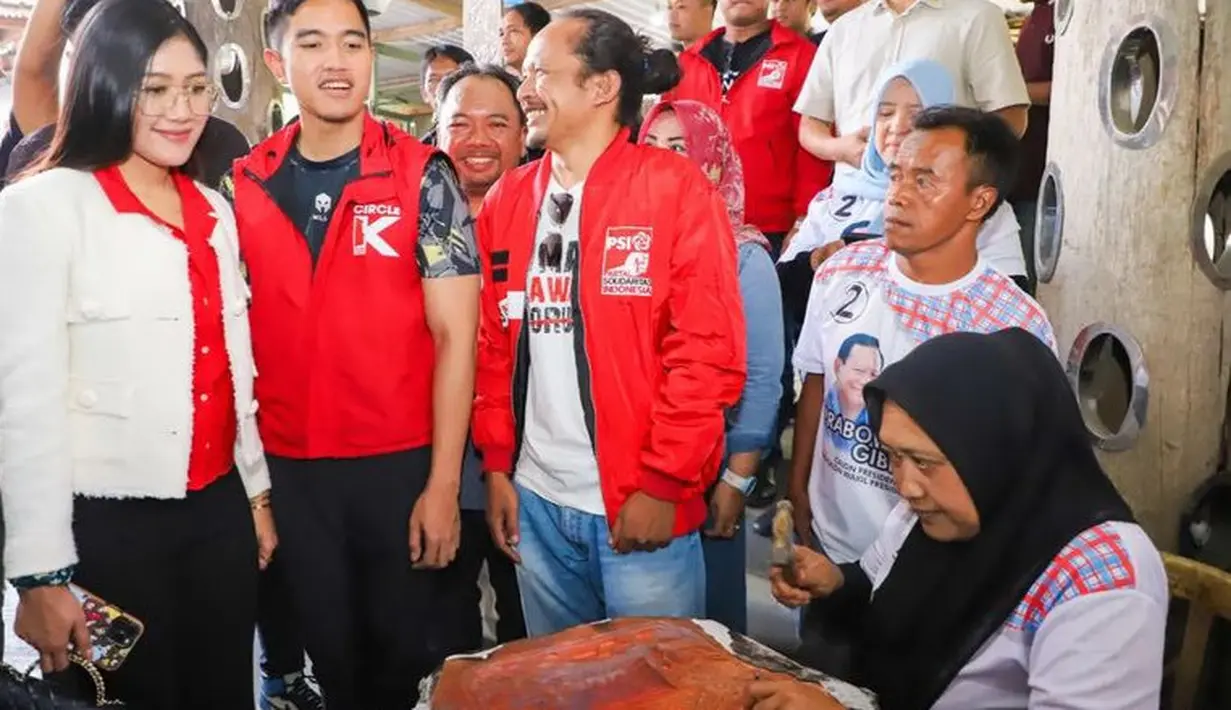 Erina juga memilih mengenakan blazer tweed putih dengan inner kemeja merah. Dipadukan celana panjang hitam. [@psi_id]