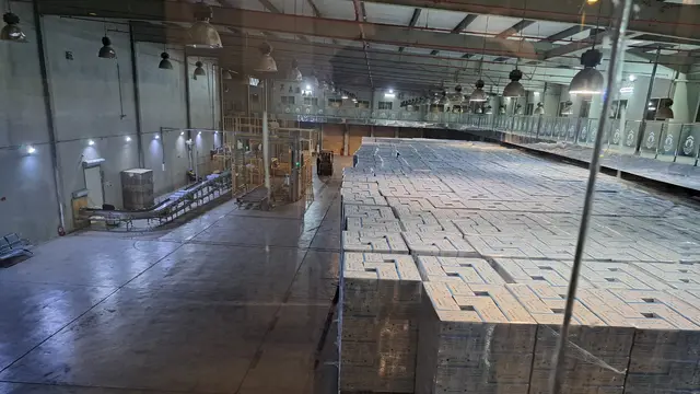 Air zamzam dalam botol 330 ml yang sudah masuk kardus dan siap diedarkan ke jemaah haji.