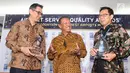 Dirut PT Angkasa Pura l Danang S Baskoro (tengah), berbincang dengan Co. GM Commercial Bandara I Gusti Ngurah Rai Bali dan GM Bandara Sultan Hasanuddin, usai mengumumkan penghargaan Airport Service Quality 2016, di Jakarta (24/10). (Liputan6.com/Pool)