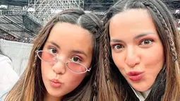 Nia dan Mikhayla pun disebut sangat kompak dengan penampilan yang sama-sama kece saat datang ke konser. Banyak netizen yang justru melabeli ibu dan anak itu terlihat seperti kakak beradik. Tak heran kalau Nia juga kerap menyebut putri satu-satunya itu sebagai sahabat. Pasalnya, Mikhayla yang beranjak remaja selalu dapat diandalkan olehnya. (Liputan6.com/IG/@ramadhaniabakrie)