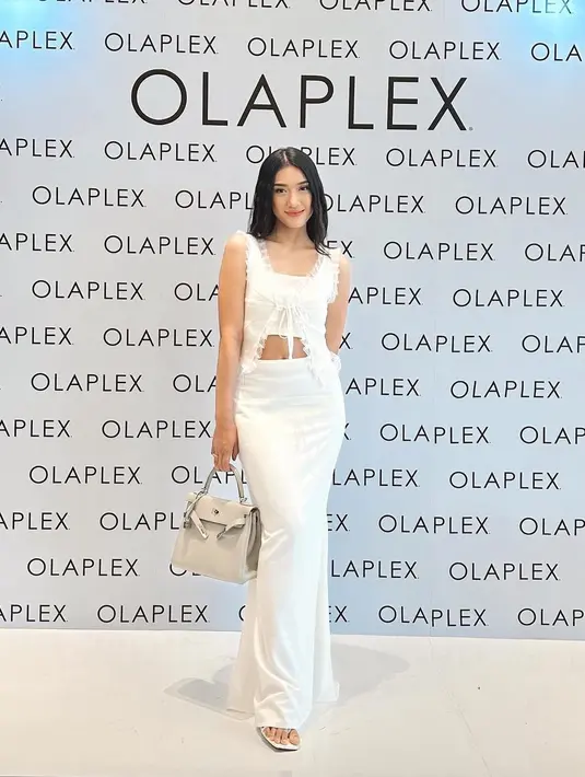 Melihat kesan mahal dari padu padan outfit Anissa Aziza. Ia memadukan cropped top putih dengan outer manis tanpa lengan beraksen lace, dan rok panjang yang juga berwarna putih. [Foto: Instagram/anissaaziza]