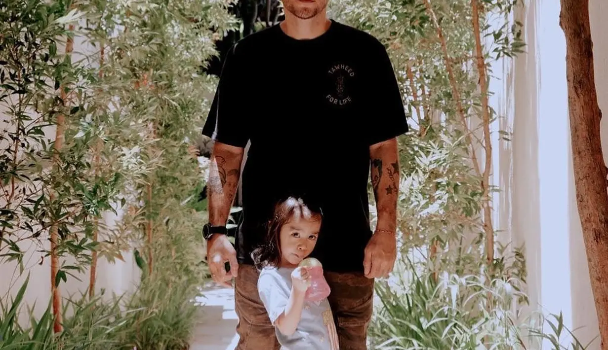 Sebelumnya disiarkan bahwa Gary Iskak terbaring lemah di rumah sakit dan menjalani perawatan intensif. Kabarnya, Garu mengidap kanker hati atau sirosis, namun sang sahabat, Chef Haryo membantahnya dan hanya mengatakan kondisi hati Gary sedang bermasalah. (Instagram/iskak_gary)