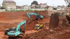 Alat berat mengeksekusi lahan dan bangunan milik  warga yang terkena proyek Jalan Tol Cinere-Jagorawi (Cijago) di Baktijaya, Sukmajaya, Depok, Jawa Barat, Selasa (11/12). Sebanyak 30 rumah dieksekusi dalam proyek ini. (Liputan6.com/Immanuel Antonius)