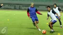 Pemain Arema FC, Cristian Gonzales (kiri) berebut bola saat latihan uji lapangan jelang final Piala Presiden 2017 di Stadion Pakansari, Bogor, Jumat (10/3). Di final, Arema FC akan berlaga melawan PBFC, Minggu (12/3).(Liputan6.com/Helmi Fithriansyah)