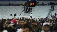 Para suporter mengalami kepanikan setelah bom meledak di Stade de France saat laga antara Prancis melawan Jerman sedang berlangsung, Jumat (14/11/2015). (Reuters/Carl Recine)