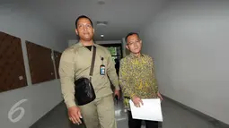 Ketua Hakim PTUN Medan (nonaktif) Tripeni Irianto Putro dikawal menuju ruang sidang di Pengadilan Tipikor, Jakarta, Kamis (19/11). Tripeni dituntut empat tahun penjara atas perbuatannya menerima uang suap dari OC Kaligis. (Liputan6.com/Helmi Afandi)