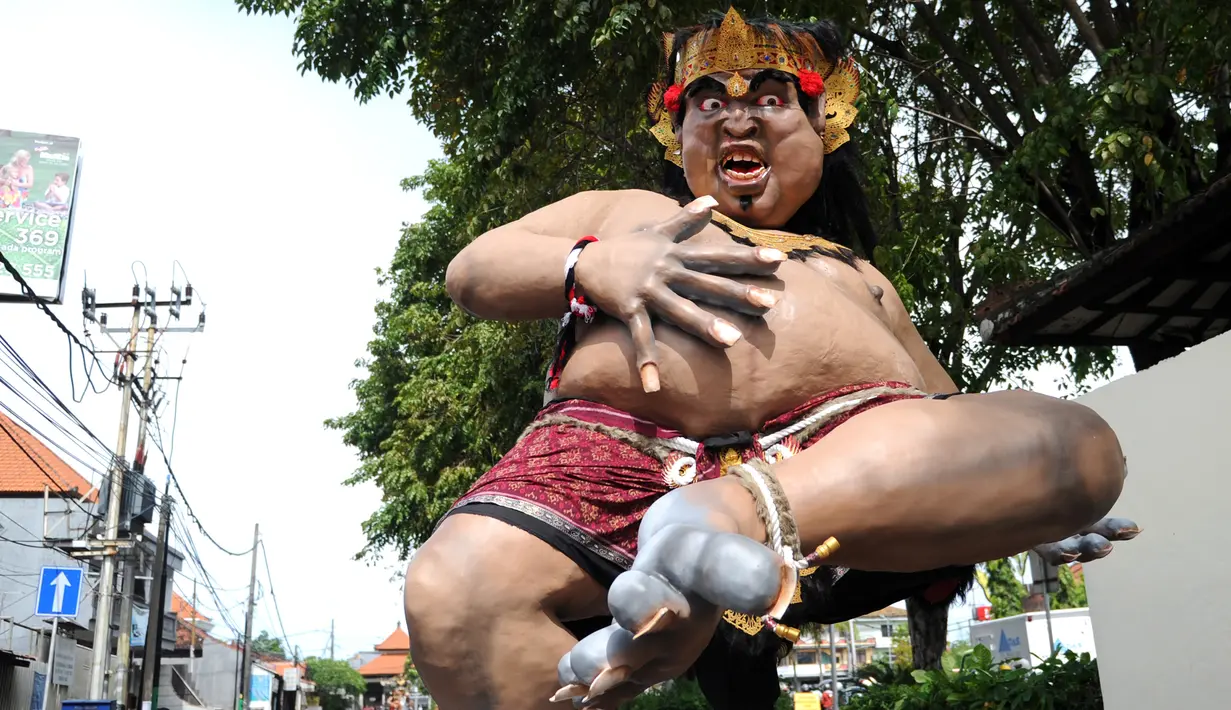  Ogoh-ogoh dipersiapkan sebelum parade merayakan hari Nyepi di Denpasar, Bali, Senin (27/3). Umat Hindu di Bali akan merayakan hari raya Nyepi Tahun Baru Saka 1939 pada tanggal 28 Maret 2017. (AFP Photo / Sonny Tumbelaka) 