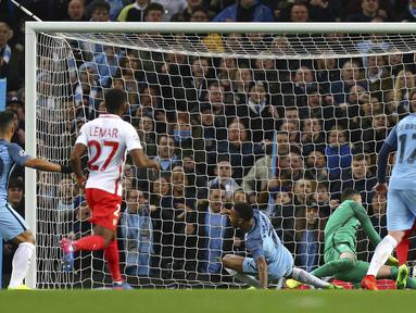 Aksi Raheem Sterling (tengah) isaat mencetak satu gol bagi Manchester City saat melawan Monaco pada babak 16 besar leg pertama Liga Champions di Etihad Stadium, Manchester, (21/2/2017).  (AP/Dave Thompson)