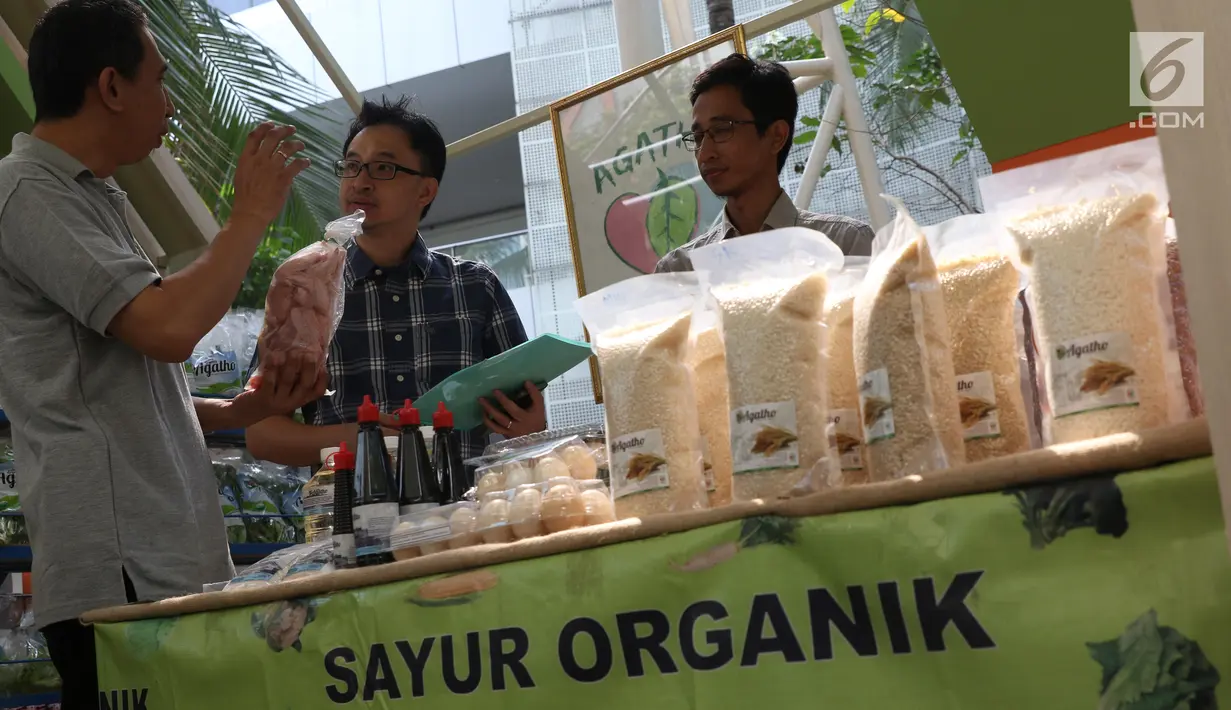 Pengunjung mengunjungi stand produk pangan organik ekspo Halo Organik di Jakarta (21/9/2019). PT Arla Indofood menyelenggarakan Halo Organik, wadah inspiratif  yang mempertemukan komunitas pecinta produk dan gaya hidup organik di Jakarta hingga 22 September. (Liputan6.com/Angga Yuniar)