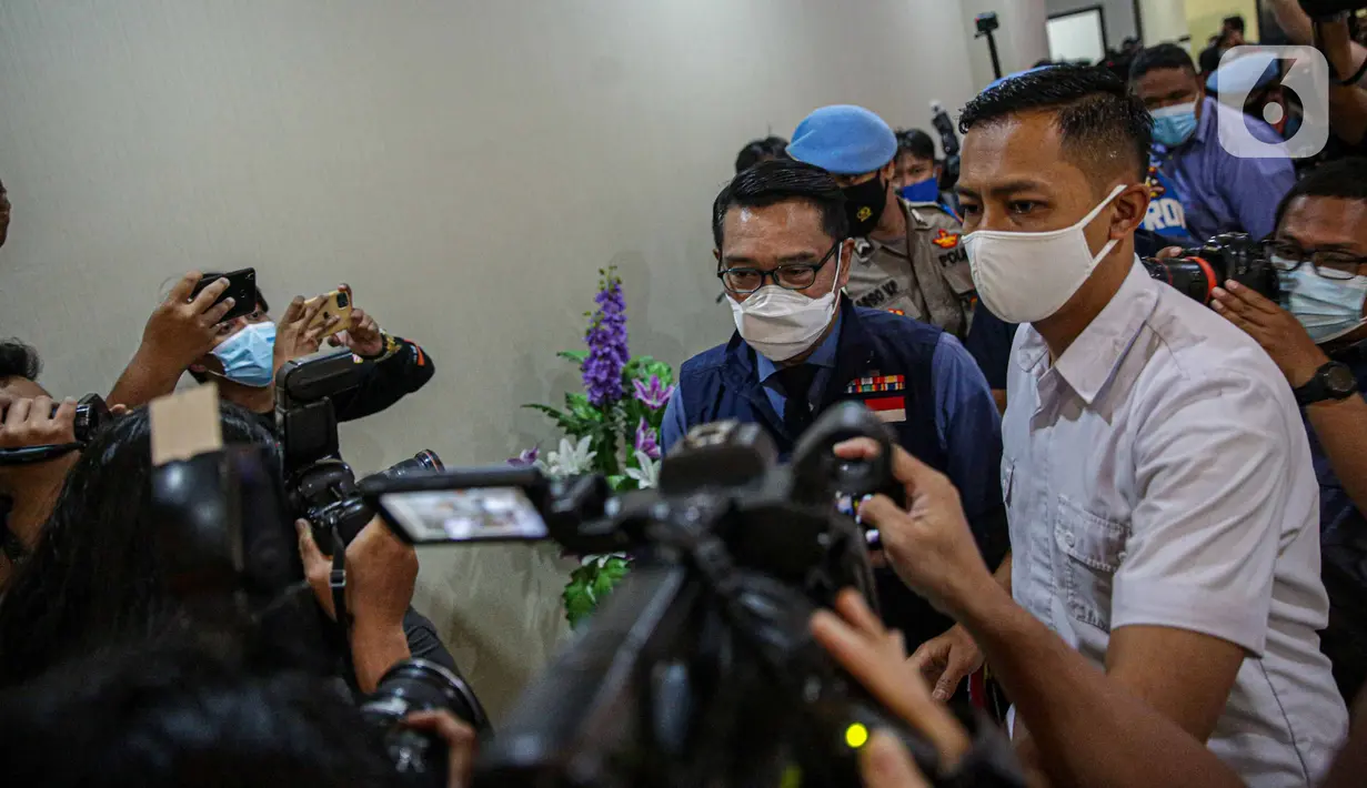 Gubernur Jawa Barat, Ridwan Kamil menuju ruangan pemeriksaan di Bareskrim Polri, Jakarta, Jumat (20/11/2020). Ridwan Kamil dimintai klarifikasi terkait dugaan pelanggaran protokol kesehatan Covid-19 di acara kerumunan yang melibatkan Rizieq Shihab di Megamendung, Bogor. (Liputan6.com/Faizal Fanani)