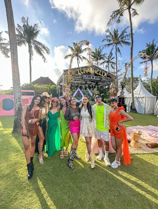 Penyanyi Vidi Aldiano menyebut Luna Maya memiliki standar tinggi dalam merayakan ulang tahun. "Bener-bener bikin standard birthday party jadi ketinggian. Aries Party tahun depan harus bikin apa gue Lun?," tulis Vidi Aldiano. [Instagram/vidialdiano]