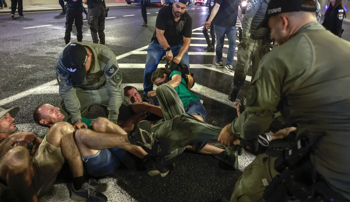 Mereka juga menuntut segera diakhirinya perang di Gaza. (Menahem Kahana/AFP)