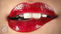 Jika Anda memiliki warna alami bibir yang gelap dan menghindari lipstik, temukan beberapa warna yang tepat yang bisa dicoba. (Foto: Istockphoto)