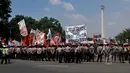 Aparat kepolisian berjaga mengamankan aksi puluhan ribu Jakmania (suporter tim Persija) di depan Istana Negara, Jakarta, Selasa (5/5/2015). Jakmania meminta Presiden Jokowi turun tangan menyelesaikan masalah sepak bola nasional. (Liputan6.com/Johan Tallo)