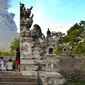 Warga melihat semburan abu vulkanik Gunung Agung di Kecamatan Kubu, Karangasem, Bali, Minggu (26/11). Semburan asap dan abu vulkanik Gunung Agung mencapai ketinggian 1.500 meter dari puncak Gunung Agung. (AFP/Sonny Tumbelaka)