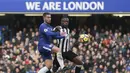 Gelandang Chelsea, Eden Hazard, berusaha merebut bola dari bek Newcastle, Chancel Mbemba, pada laga Premier League di Stadion Stamford Bridge, London, Sabtu (2/12/2017). Chelsea menang 3-1 atas Newcastle. (AFP/Daniel Leal-Olivas)