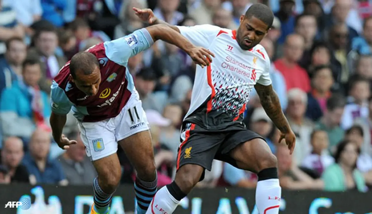 Duel Gabriel Agbonlahor dan Glen Johnson pada pertandingan Liga Inggris antara Aston Villa melawan Liverpool di Stadion Villa Park , Birmingham Sabtu 24 Agustus 2013. (AFP/Olly Greenwood)
