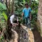 Warga Desa Cibolang saat memprotes pembangunan drainase yang kembali rusak pasca sepekan diperbaiki (Liputan6.com/Fira Syahrin).