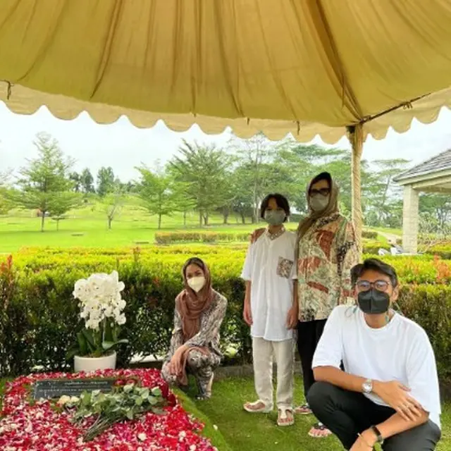 2 Tahun Kepergian Ashraf Sinclair, Ini 7 Potret BCL dan Noah Ziarah ke Makam