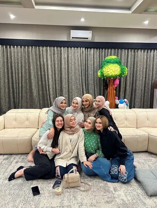 Bersama Lesti Kejora, Syifa Hadju, dan yang lainnya, mereka terlihat bahagia dan berpose dengan ragam gaya. [Foto: instagram/ Aurel Hermansyah]
