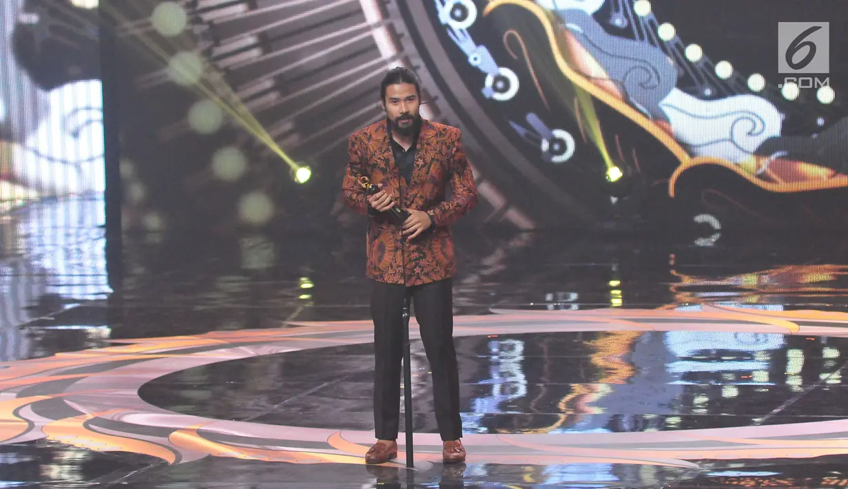 Aktor Chicco Jerikho menerima penghargaan Pemeran Utama Pria Terpuji Film Bioskop dalam ajang Festival Film Bandung 2017 di studio 6 Emtek, Jakarta (22/10). (Liputan6.com/Helmi Afandi)