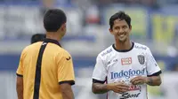 Striker Bali United, Irfan Bachdim, tersenyum saat pertandingan pada laga Liga 1 Indonesia di Stadion Si Jalak Harupat, Bandung, Kamis (21/9/2017). Persib bermain imbang 0-0 dengan Bali United. (Bola.com/M Iqbal Ichsan)