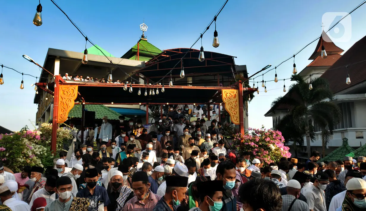 <p>Umat Muslim usai melakukan Sholat Idul Fitri di halaman Masjid Agung Ibnu Batutah pada kompleks peribadatan Puja mandala di kawasan Nusa Dua, Bali, Senin (2/5/20222). Perayaan Idulfitri 1443 H berjalan dengan khidmat dan menerapkan protokol kesehatan. (merdeka.com/Arie Basuki)</p>