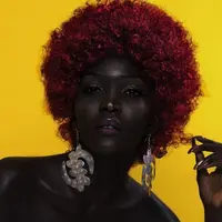 Dulu banyak orang yang mengejek kulit hitamnya, sekarang cewek ini bisa bicara: "Saya seorang model." (Foto: Instagram @queennyakimofficial)