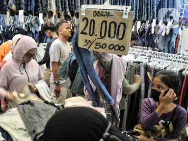 Calon pembeli memadati pusat thrifting atau pakaian impor bekas di Pasar Senen, Jakarta, Kamis (20/4/2023). (merdeka.com/Iqbal S. Nugroho)