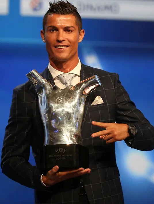 Cristiano Ronaldo foto bersama dengan trofi Pemain Terbaik Eropa musim 2015-2016 di Monako, (25/8). Gelar tersebut diraih lantaran Ronaldo membantu Portugal meraih gelar Piala Eropa pertama dalam sejarah mereka. (REUTERS/Eric Gaillard)